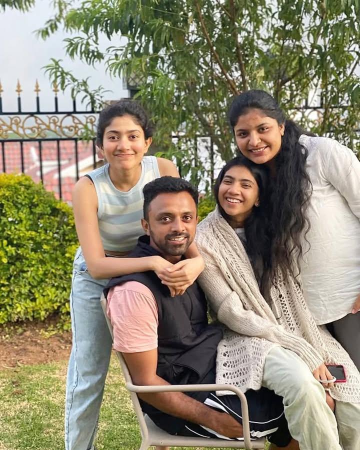 sai-pallavi-family-photo